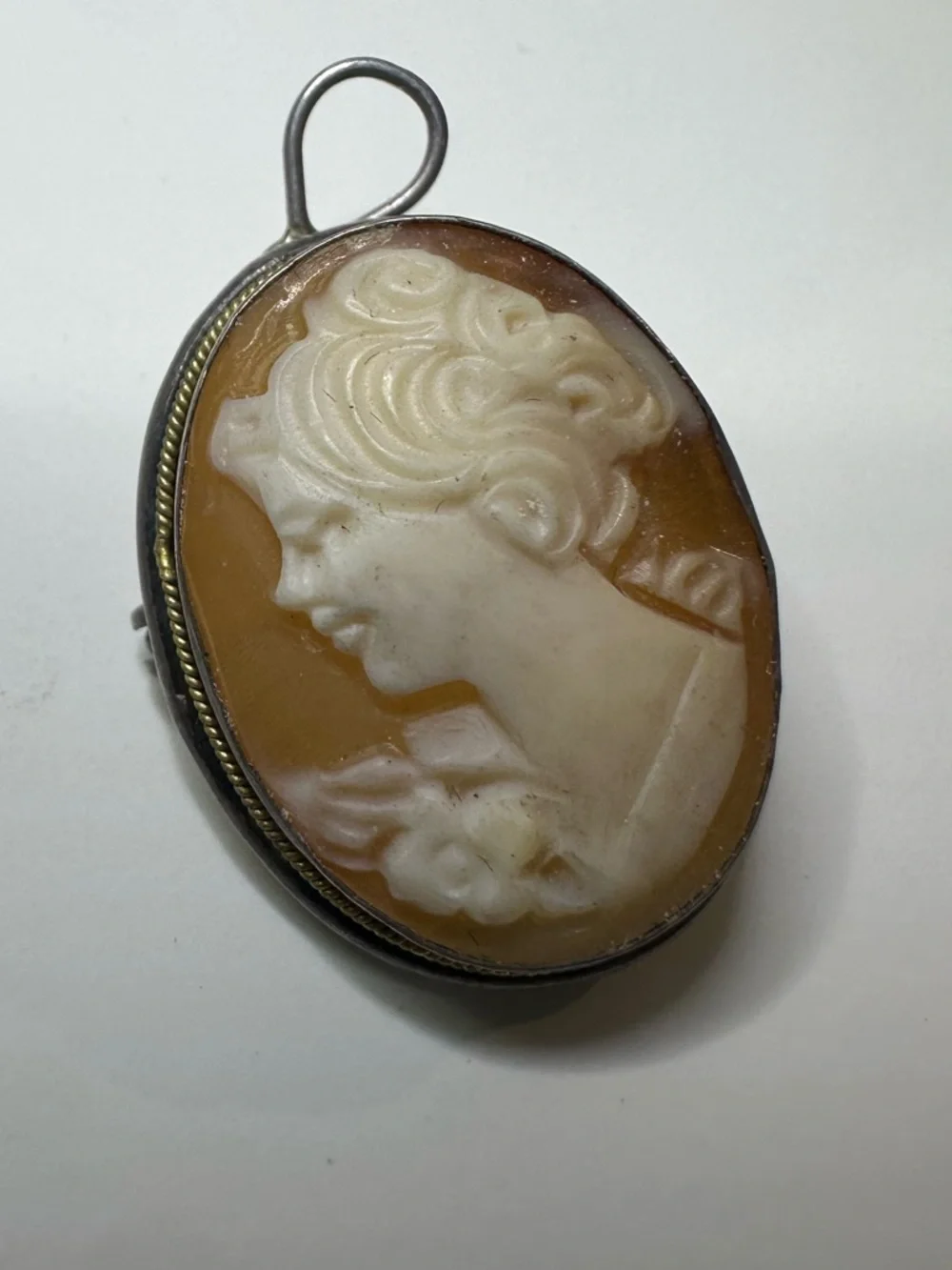 Vintage cameo pin/pendant